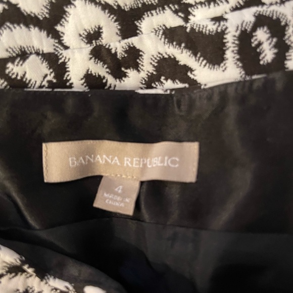 Adorable above the knee leopard skirt zipper closure in back - Picture 2 of 3